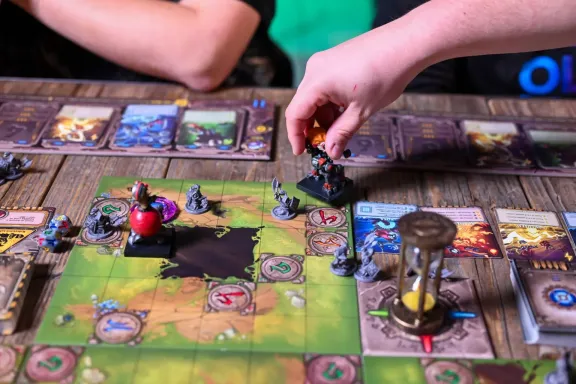 Páteční souhrn tuzemských novinek: o Cthulhu, peklu, Karaku i LoLku